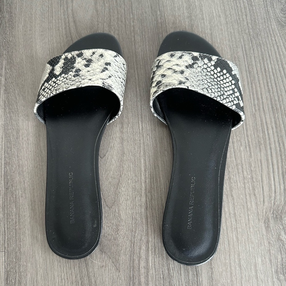 Banana republic woman’s sandals, size 6